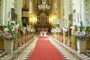 Dekoracje Kościołów - Kościół w Konopnicy - dekoracja ławek, alejka kwiatowa